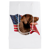 Schokolade Labrador Retriever American Flag Mittlere Geschenktüte (Rückseite)