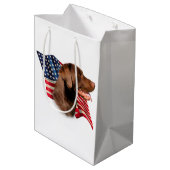 Schokolade Labrador Retriever American Flag Mittlere Geschenktüte (Rückseite Schrägansicht)