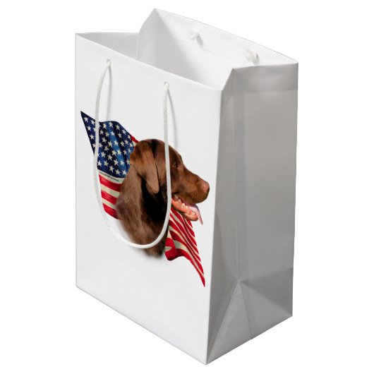 Schokolade Labrador Retriever American Flag Mittlere Geschenktüte (Rückseite Schrägansicht)