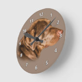 Schokolade Labrador Retriever Runde Wanduhr (Winkel)