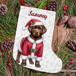 Schokolade Labrador Retriever Santa Puppy Dog Kleiner Weihnachtsstrumpf<br><div class="desc">Suchen Sie das beste Geschenk für Ihren besten Labrador Karo aus unserem Labrador Retriever Weihnachtsgeschenk Strumpf, das perfekte Urlaubszubehör für jeden Hundefreund! Wählen Sie aus Designs mit schwarzen, gelben oder schokoladenbraunen Labradoren. Feierliche Entwürfe von Santa-Hunden schmücken Laboren in ihren eigenen Weihnachtsmannmützen, elegantes Kamindesign ist gemütliche Urlaubsszene mit einem Labrador Ruhe...</div>