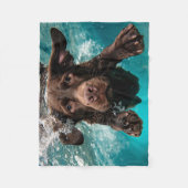 Schokolade Labrador Schwimmen unter Wasser Fleecedecke (Vorderseite)