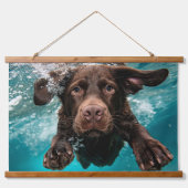 Schokolade Labrador Schwimmen unter Wasser Wandteppich Mit Holzrahmen (Vorne)
