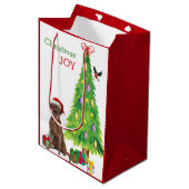 Schokolade Labrador Weihnachtsmannmütze Welpe und Mittlere Geschenktüte (Vorderseite Schrägansicht)