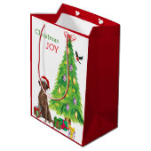 Schokolade Labrador Weihnachtsmannmütze Welpe und Mittlere Geschenktüte (Rückseite Schrägansicht)