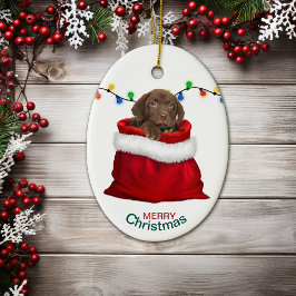 Schokolade Labrador Welpe in Holiday Gift Bag Keramik Ornament