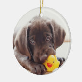 Schokolade-Labrador-Welpe mit Spielzeug-Ente Keramik Ornament (Links)