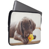 Schokolade-Labrador-Welpe mit Spielzeug-Ente Laptopschutzhülle (Vorne Rechts)