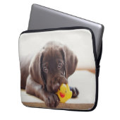 Schokolade-Labrador-Welpe mit Spielzeug-Ente Laptopschutzhülle (Vorderseite Links)