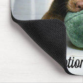 Schokolade Labrador Welpe mit Spielzeug Mousepad (Ecke)