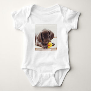 Schokolade-Labrador-Welpe mit Spielzeugente Baby Strampler
