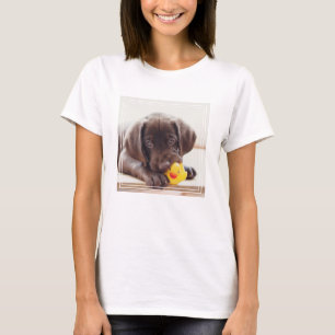 Schokolade-Labrador-Welpe mit Spielzeugente T-Shirt