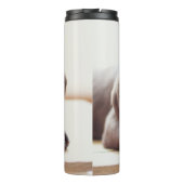 Schokolade-Labrador-Welpe mit Spielzeugente Thermosbecher (Rückseite)