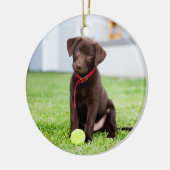 Schokolade-Labrador-Welpe mit Tennisball Keramik Ornament (Links)