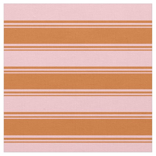 Schokolade und rosa farbige Linien Stoff (Nahaufnahme)