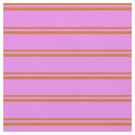 Schokolade und violette farbige Linien Stoff (Nahaufnahme)