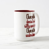 "Schokolade versteht" lustiges Zitat Zweifarbige Tasse (VorderseiteRechts)