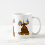 Schokoladen-Elche mit Kerzen Kaffeetasse<br><div class="desc">Machen Sie meine,  ist Schokolade für Chanukah… Elche mit Kerzen auf seinen Geweihen bereit,  Geburtstag,  Chanukka- oder Kaffeepause zu feiern.</div>