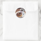 Schokoladen-Glasur-Donut und Kaffee  Runder Aufkleber (Tasche)