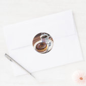 Schokoladen-Glasur-Donut und Kaffee  Runder Aufkleber (Umschlag)