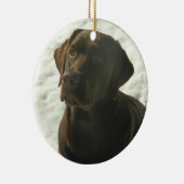 Schokoladen-Labrador im Schnee Keramikornament (Rechts)