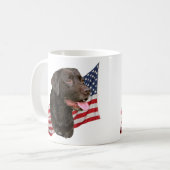Schokoladen-Labrador-Retriever und Flaggen-Tasse Kaffeetasse (Vorderseite Links)