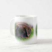 Schokoladen-Labrador-Welpe Kaffeetasse (Vorderseite Links)
