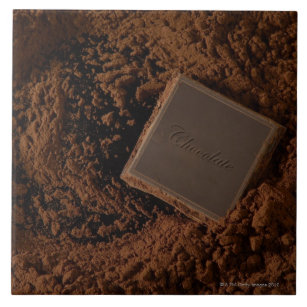 Schokoladen-Quadrat im Schokoladen-Pulver Fliese