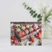 Schokoladenbeeren mit Weiß und Dunkel Feiertagspostkarte (Stehend Vorderseite)