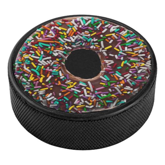 SchokoladenDonut mit bunten Sprinklen Eishockey Puck (3/4)