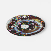 SchokoladenDonut mit Sprinkles, Kuchen, Papierplat Pappteller (Schrägansicht)