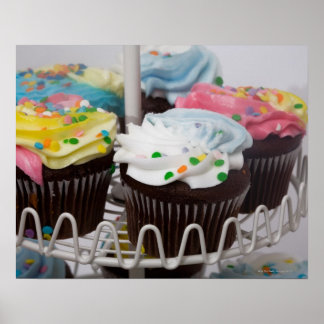 Schokoladenkuchen auf einem Kuchenständer 2 Poster