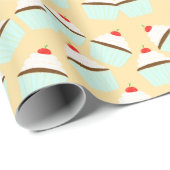 Schokoladenkuchen mit Creme und Kirsche oben Geschenkpapier (Rolleneckpunkt)