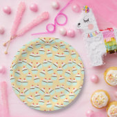 Schokoladenkuchen mit Creme und Kirsche oben Pappteller (Party)