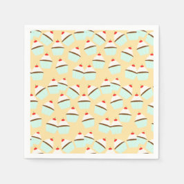 Schokoladenkuchen mit Creme und Kirsche oben Serviette