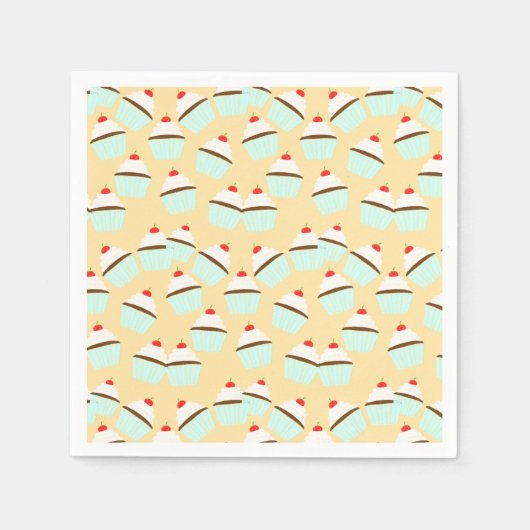 Schokoladenkuchen mit Creme und Kirsche oben Serviette (Vorderseite)