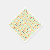 Schokoladenkuchen mit Creme und Kirsche oben Serviette (Ecke)