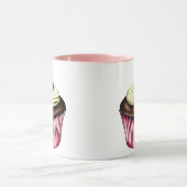 Schokoladenkuchen mit Kirsche auf oberster Tasse (Zentrum)