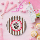 Schokoladenkuchen mit Tellern aus Kirschpapier Pappteller (Party)