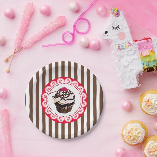 Schokoladenkuchen mit Tellern aus Kirschpapier Pappteller (Party)