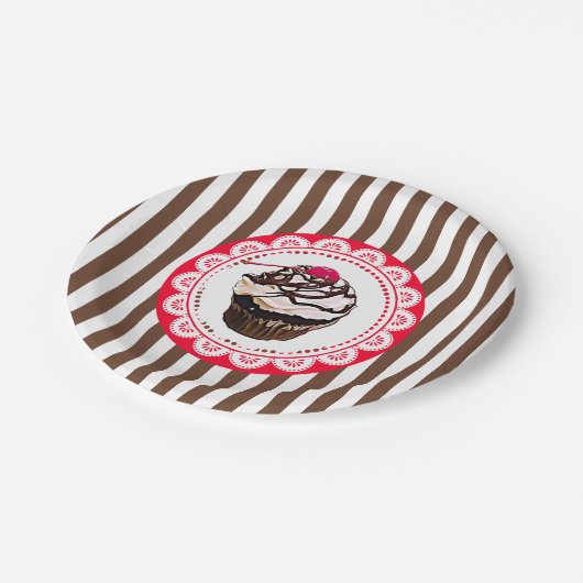 Schokoladenkuchen mit Tellern aus Kirschpapier Pappteller (Schrägansicht)