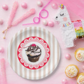 Schokoladenkuchen mit Tellern aus Kirschpapier Pappteller (Party)