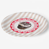 Schokoladenkuchen mit Tellern aus Kirschpapier Pappteller (Schrägansicht)