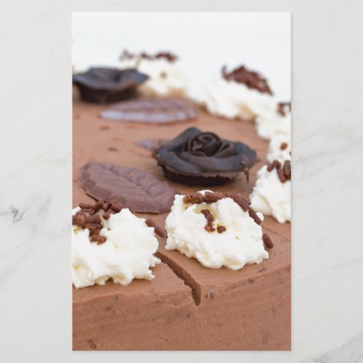 Schokoladenkuchen mit Tortenspitze im Detail Briefpapier (Vorderseite)