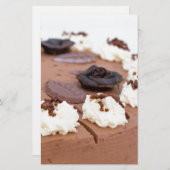 Schokoladenkuchen mit Tortenspitze im Detail Briefpapier (Vorne/Hinten)