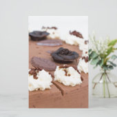 Schokoladenkuchen mit Tortenspitze im Detail Briefpapier (Stehend Vorderseite)