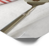 Schokoladenkuchen mit vermisstem Stück auf dem Tis Poster (Ecke)