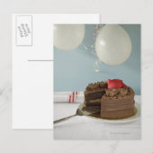 Schokoladenkuchen mit vermisstem Stück auf dem Tis Postkarte (Vorne/Hinten)
