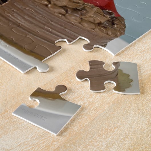 Schokoladenkuchen mit vermisstem Stück auf dem Tis Puzzle (Seite)