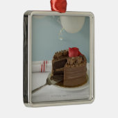 Schokoladenkuchen mit vermisster Scheibe auf Silbernes Ornament (Rechts)